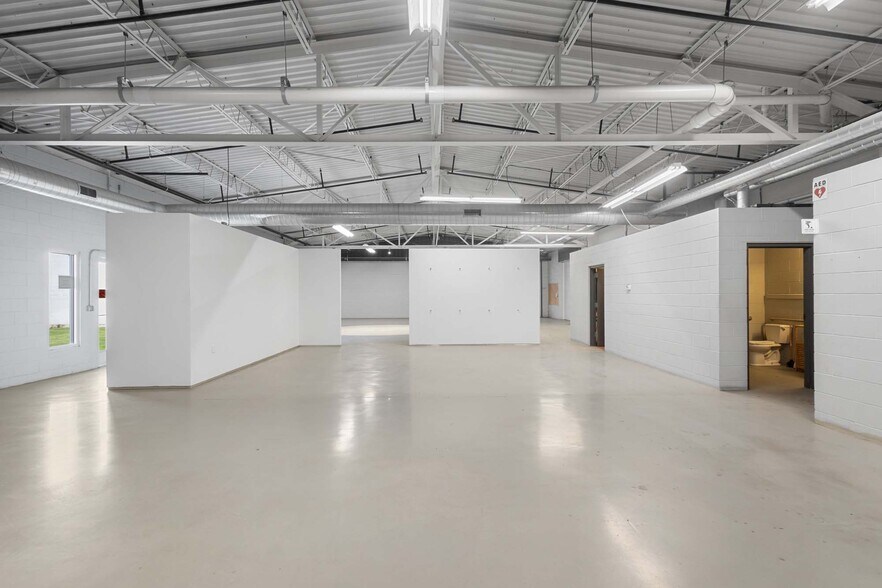 More Photos Of 7878 Gull Rd, Richland Warehouse For Lease