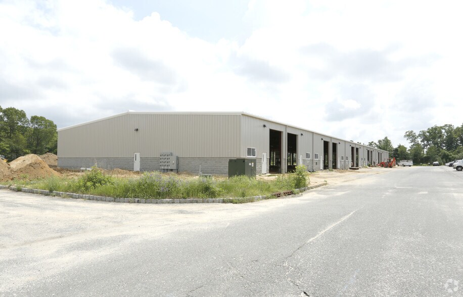 More Photos Of 644 Cross St, Lakewood Light Distribution For Lease