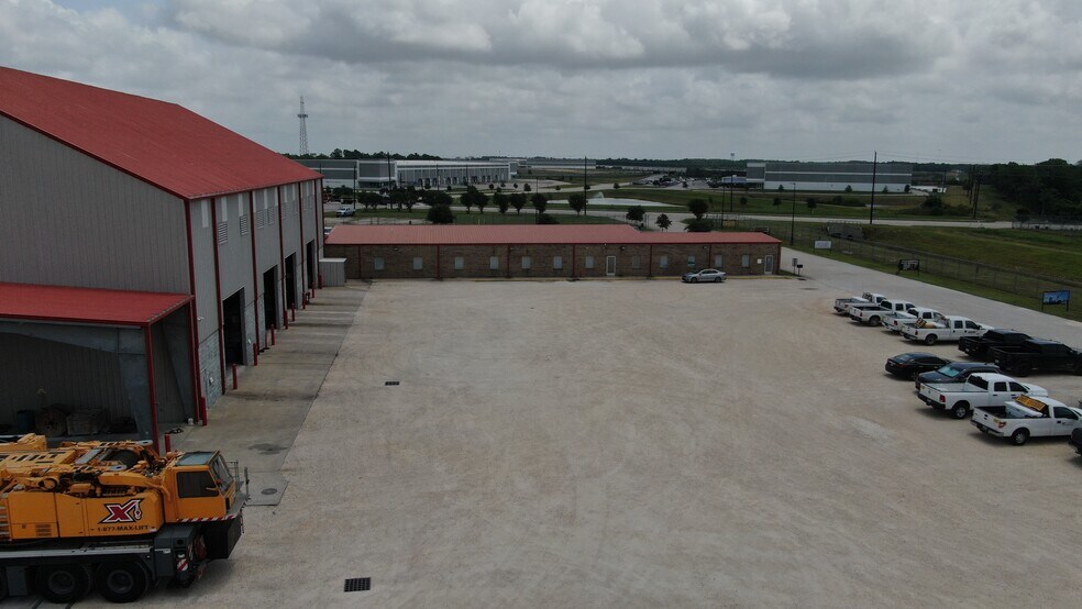 More Photos Of 6327 Thompson Rd, Baytown Truck Terminal For Lease