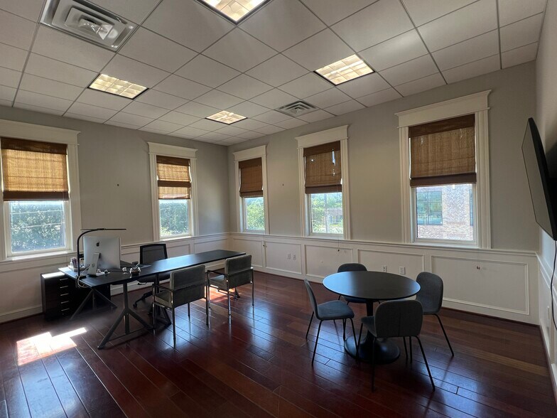 More Photos Of 933 Studewood St, Houston Office For Lease