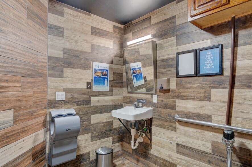 More Photos Of 135 Duval St, Key West Bar For Lease