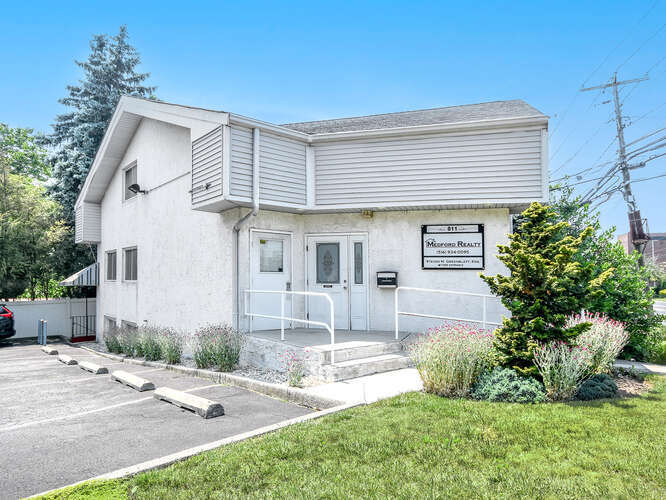 More Photos Of 811 Old Country Rd, Plainview Office Residential For Lease