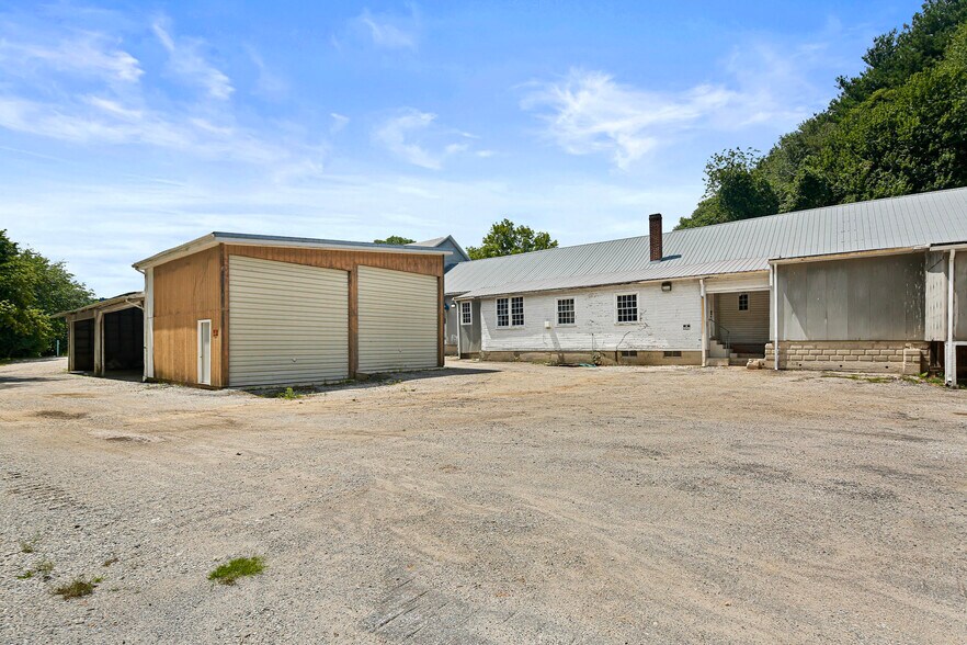 More Photos Of 8106 Intersection Rd, Glen Rock Warehouse For Lease