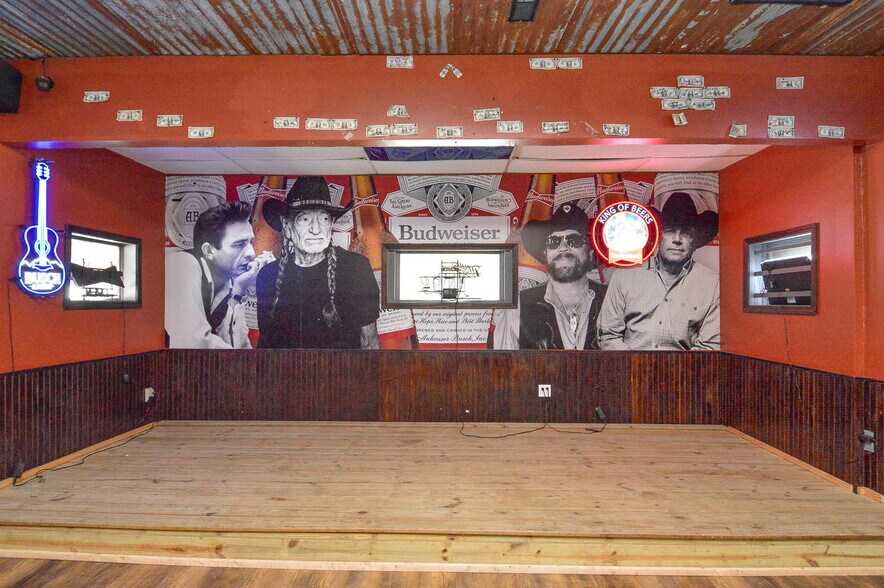 More Photos Of 402 W Deck St, New Douglas General Retail For Sale