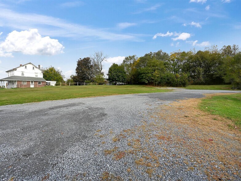 More Photos Of 1105 W Main St, Mount Joy General Retail For Sale