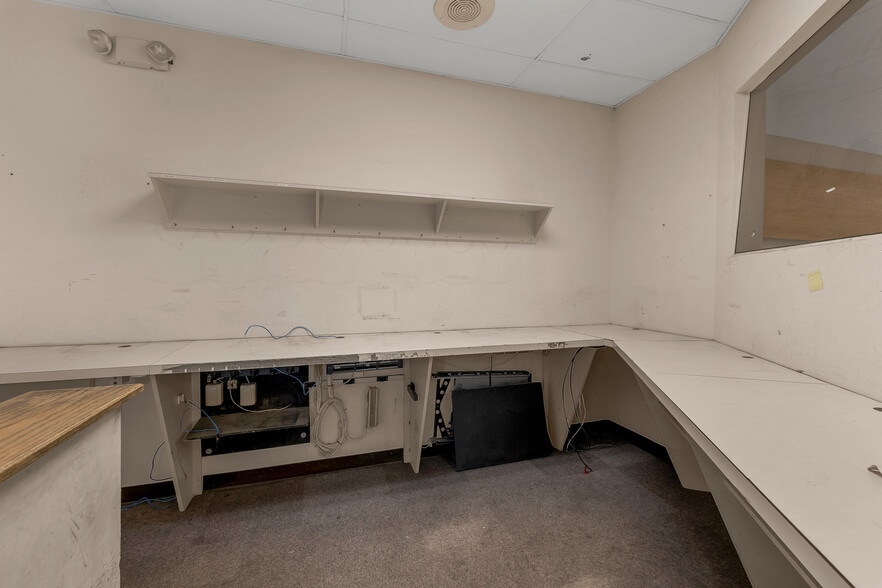 More Photos Of 15 Mont Vernon St, Milford Freestanding For Sale