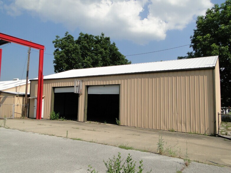 More Photos Of 177 S Pence St, East Alton Warehouse For Lease