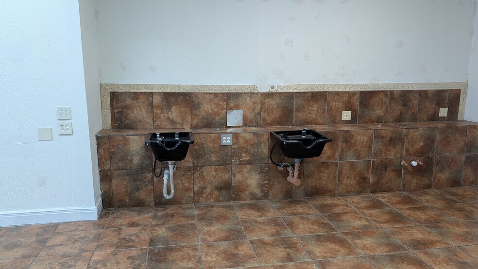 More Photos Of 2033 Airline Rd, Corpus Christi Unknown For Lease
