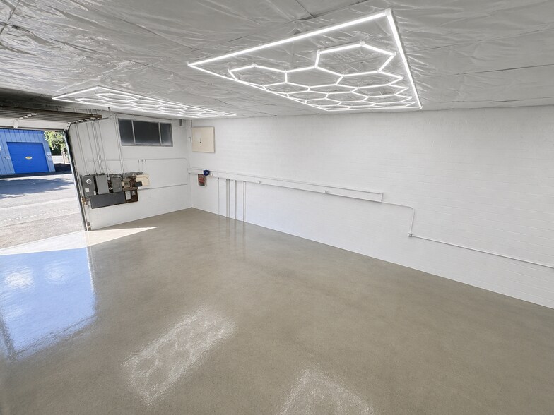 More Photos Of 6767 SW Macadam Ave, Portland Service For Lease