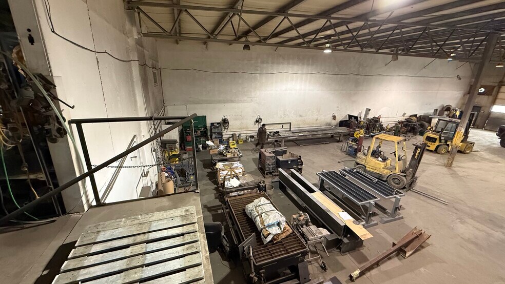 More Photos Of 27 Mccool Cres, Crossfield Warehouse For Lease