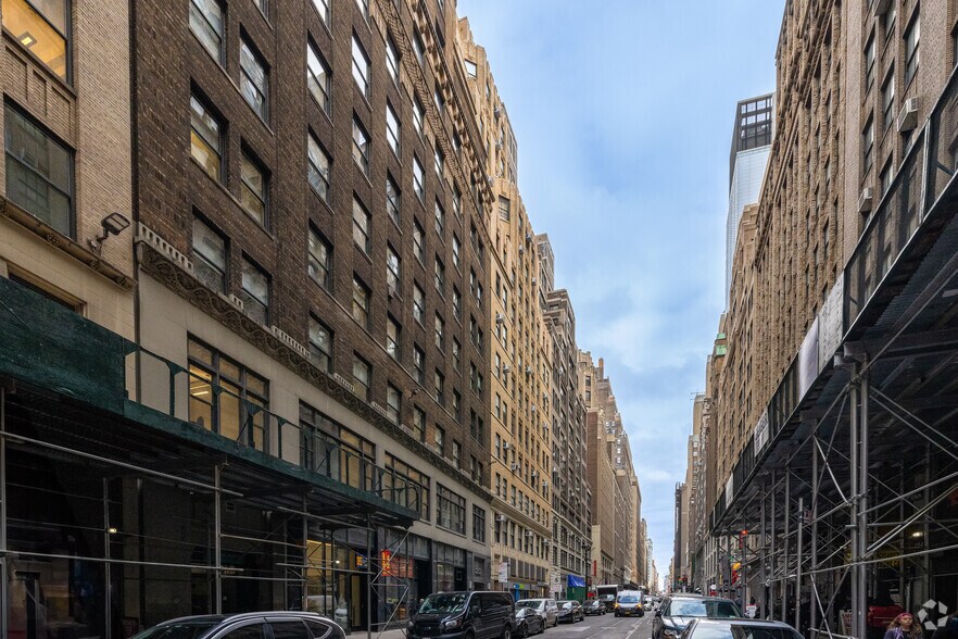 More Photos Of 247 W 35th St, New York Office For Lease
