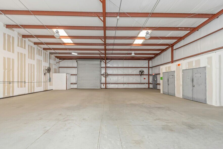 More Photos Of 16547 US Highway 19, Hudson Showroom For Lease