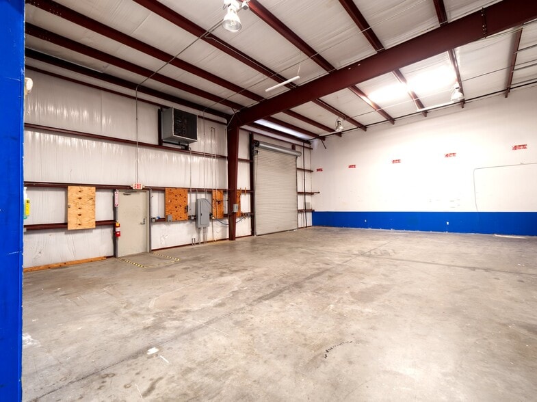 More Photos Of 402 Chairman Ct, DeBary Warehouse For Lease
