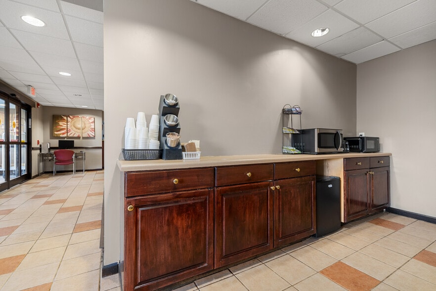 More Photos Of 240 Mitchelle Dr, Hendersonville Hotel For Sale