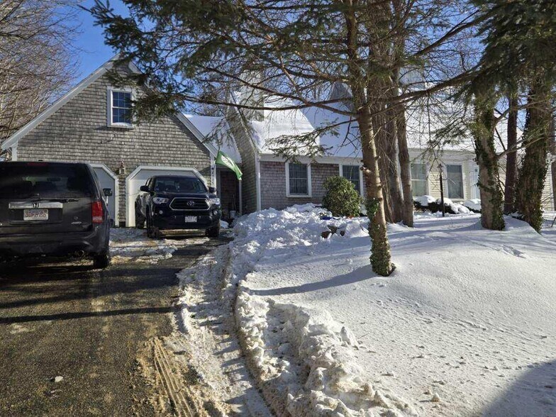 More Photos Of 927-935 MA-6A, Yarmouth Port Office For Sale