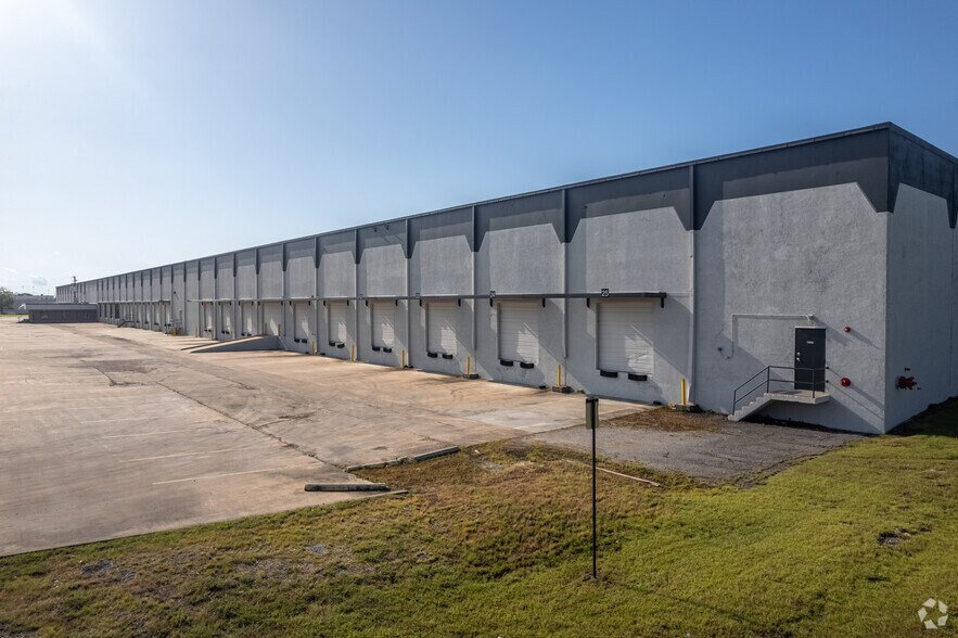 More Photos Of 8330 Endicott Ln, Dallas Warehouse For Lease