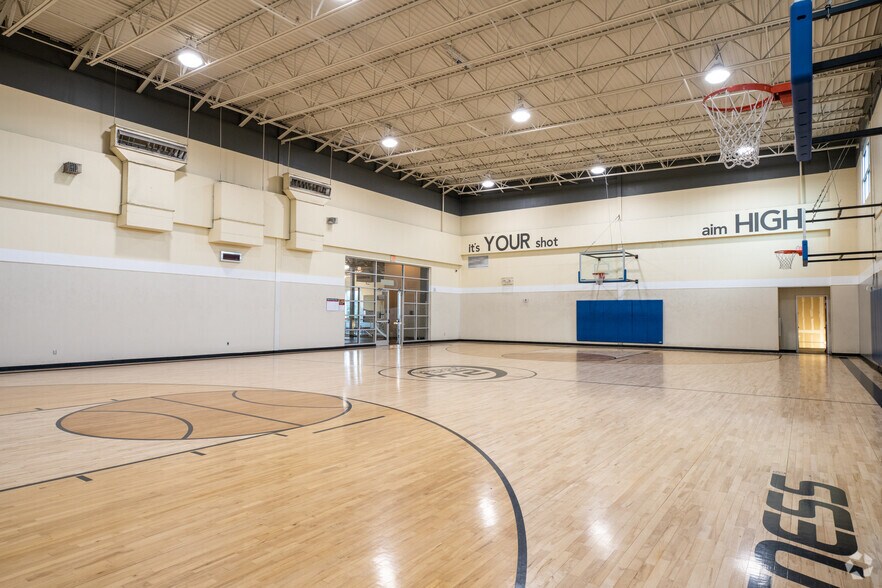 More Photos Of 12400 N Interstate 35, Austin Veterinarian Kennel For Sale