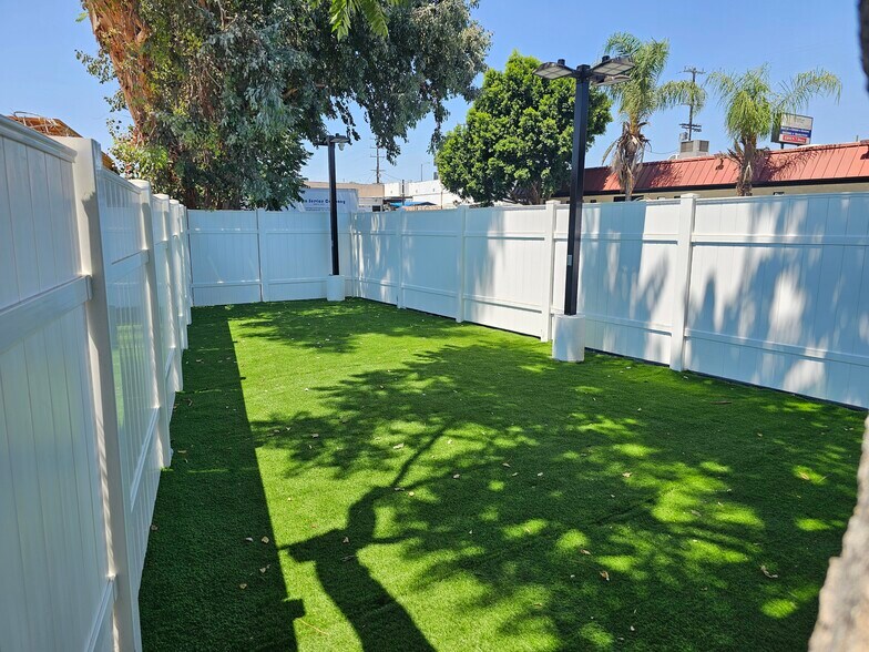 More Photos Of 18224 Parthenia St, Northridge Veterinarian Kennel For Lease