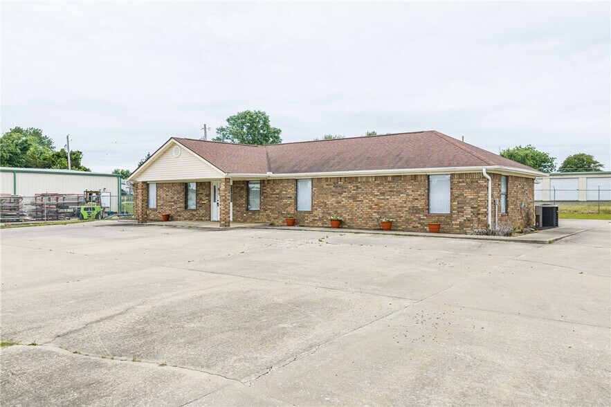 More Photos Of 706 W Broadway St, Spiro Medical For Sale