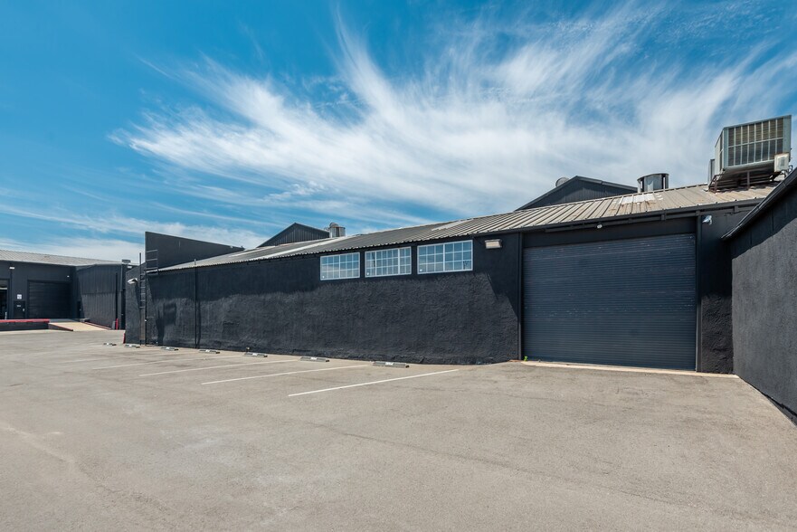 More Photos Of 713 N Victory Blvd, Burbank Warehouse For Lease