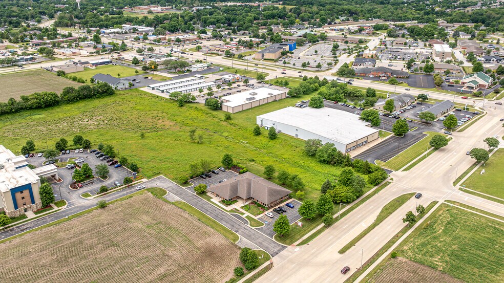 More Photos Of 306 E Countryside Pky, Yorkville Office For Lease