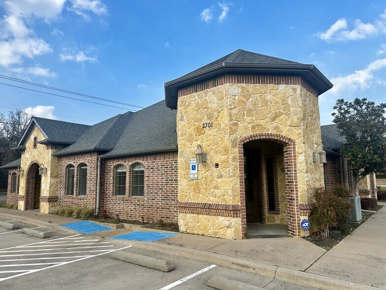 More Photos Of 2301 Mustang Dr, Grapevine Unknown For Lease