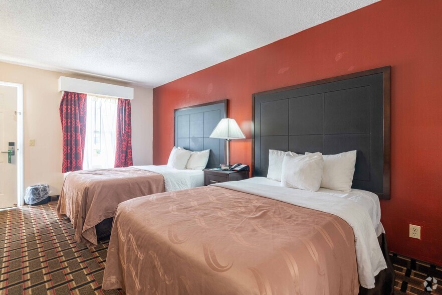 More Photos Of 205 N Highway 301, Jesup Hotel For Sale