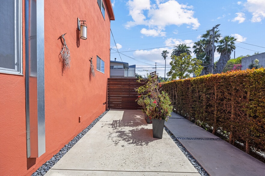 More Photos Of 502 Westminster ave, Venice Apartments For Sale
