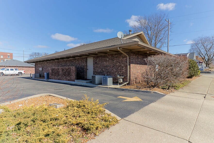 More Photos Of 725 S 14th St, Pekin Medical For Sale