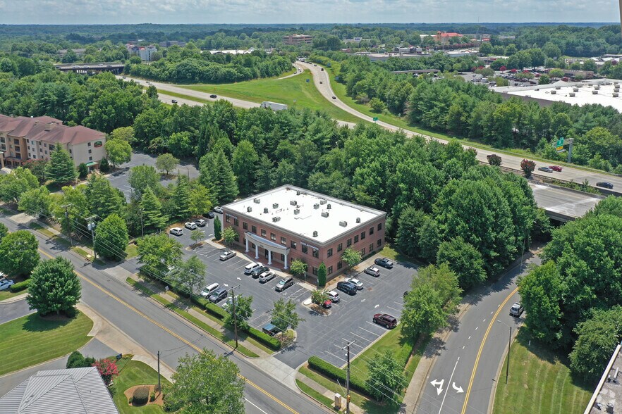 More Photos Of 1598 Westbrook Plaza Dr, Winston-Salem Office For Lease