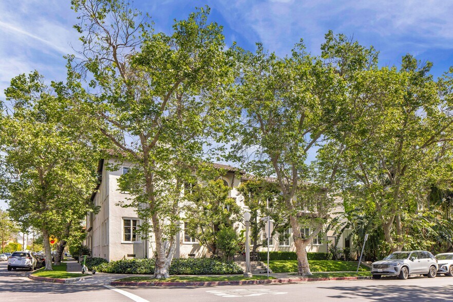 More Photos Of 366 N Sycamore Ave, Los Angeles Apartments For Sale