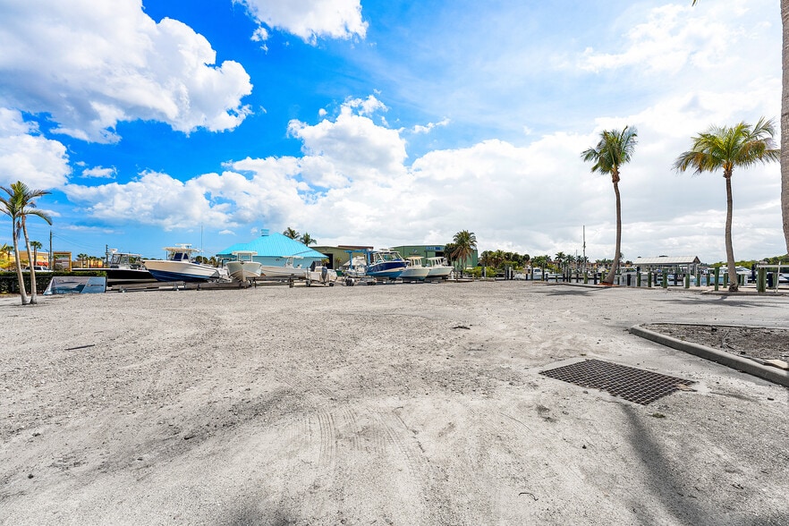 More Photos Of 250-300 SW Monterey Rd, Stuart Freestanding For Lease
