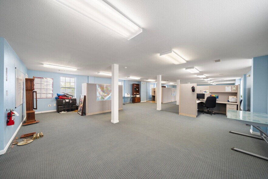 More Photos Of 421 Jones Rd, Highlands Warehouse For Lease