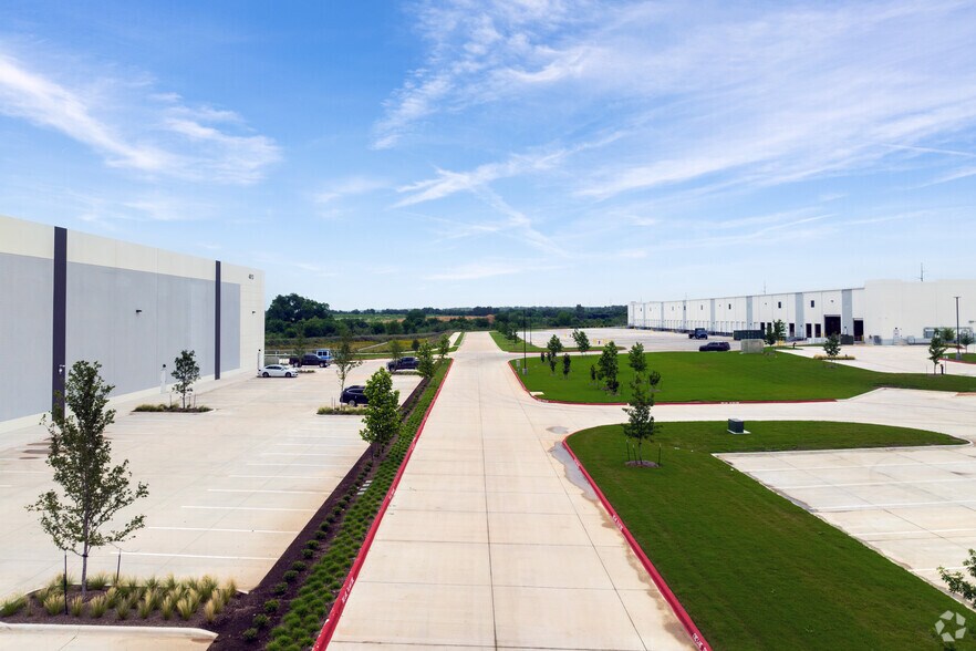 More Photos Of 4813 N Interstate 35, Georgetown Distribution For Sale