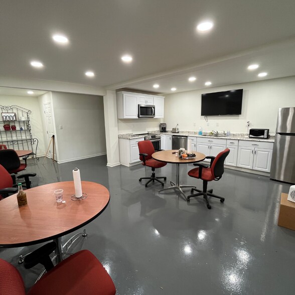 More Photos Of 125 Carnes Dr, Fayetteville Warehouse For Sale