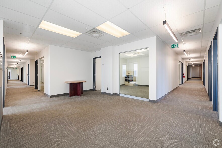 More Photos Of 255 Boul Crémazie E, Montréal Office For Lease
