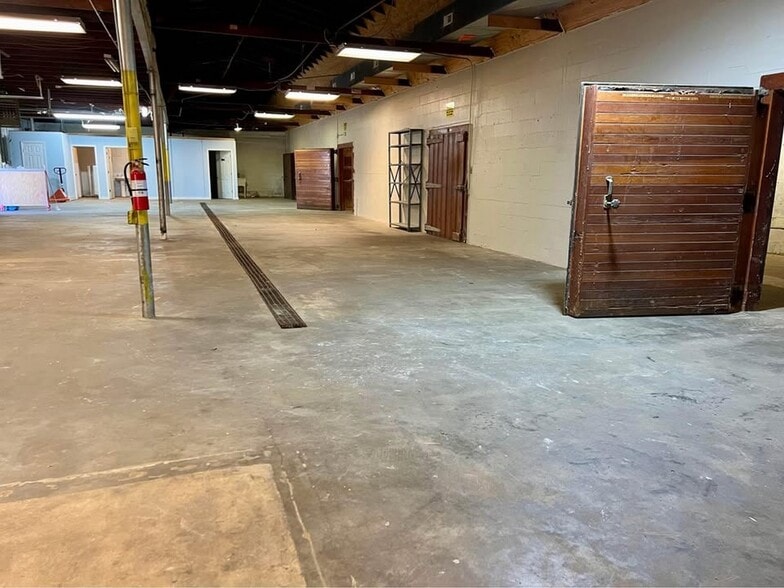 More Photos Of 602 Veterans Dr, Florence Flex For Sale