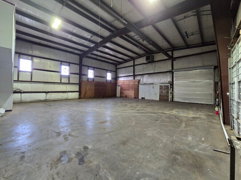 More Photos Of 14 Park Dr, Franklin Warehouse For Lease