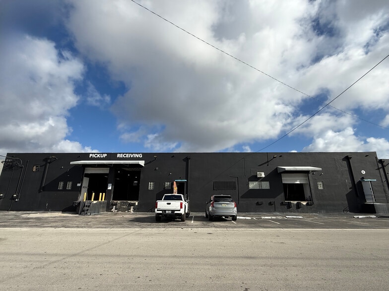 More Photos Of 2901-2915 NW 34th St, Miami Showroom For Lease