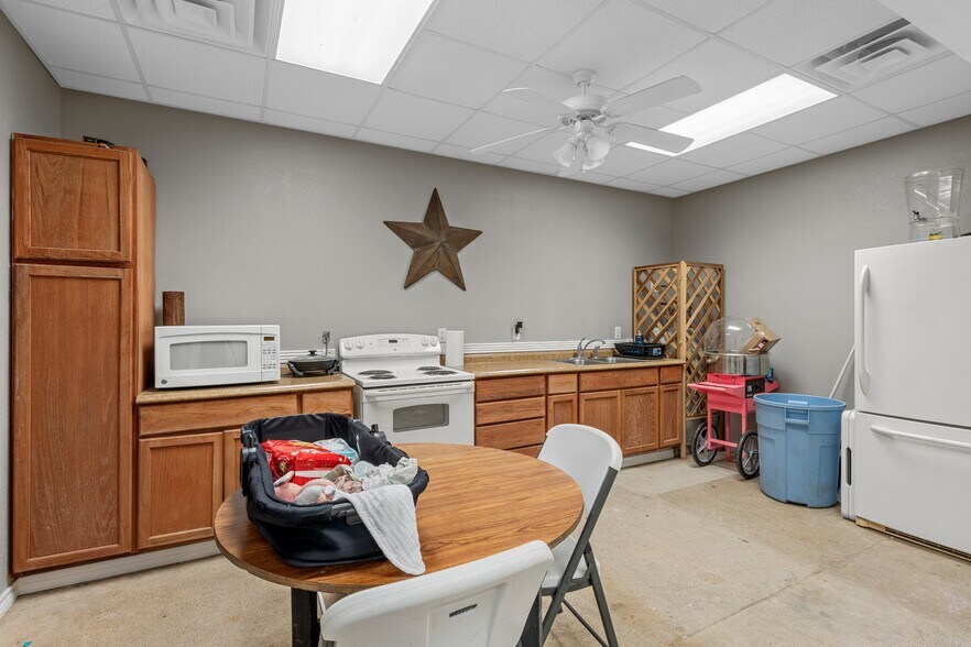 More Photos Of 219 Ave C, Rosebud General Retail For Sale