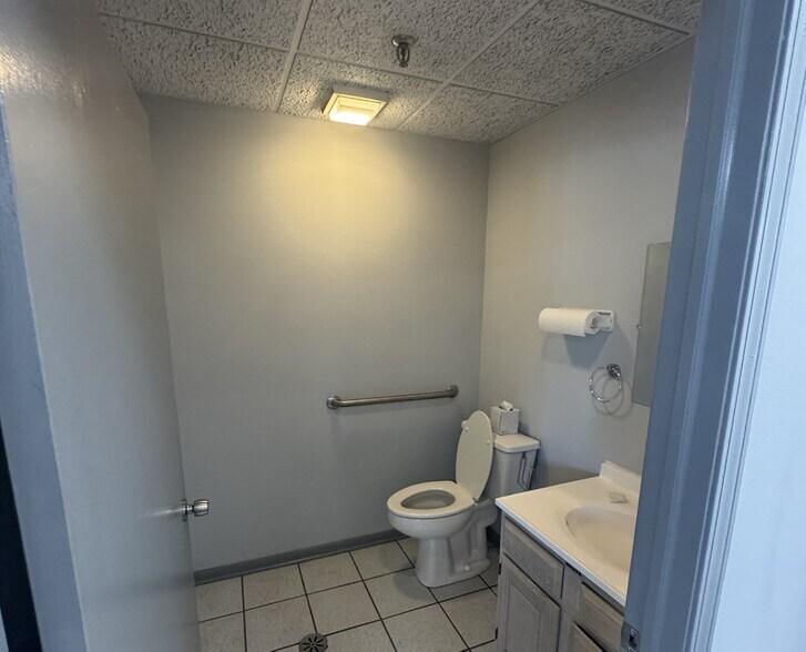 More Photos Of 630-634 Schneider Dr, South Elgin Warehouse For Sale
