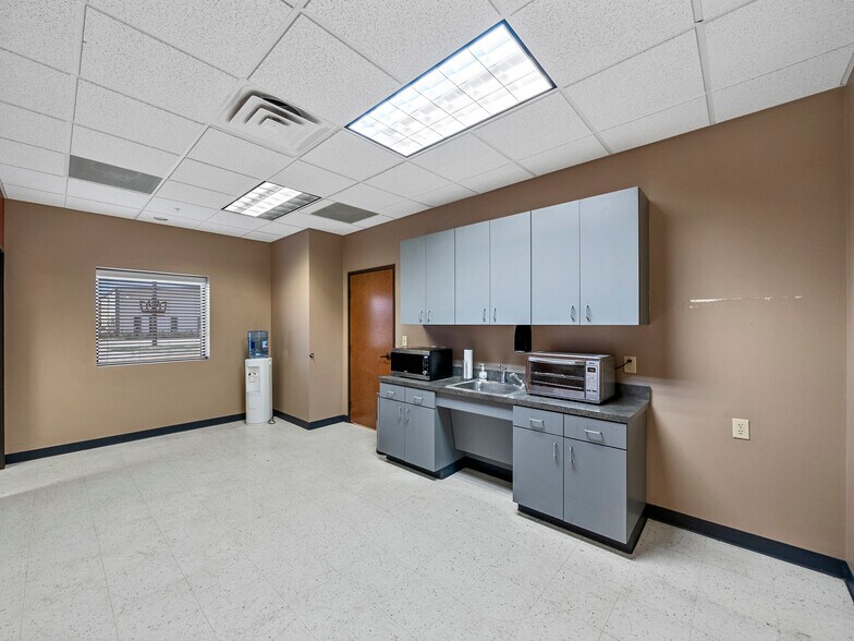 More Photos Of 10 Regency Dr, Wylie Light Distribution For Lease