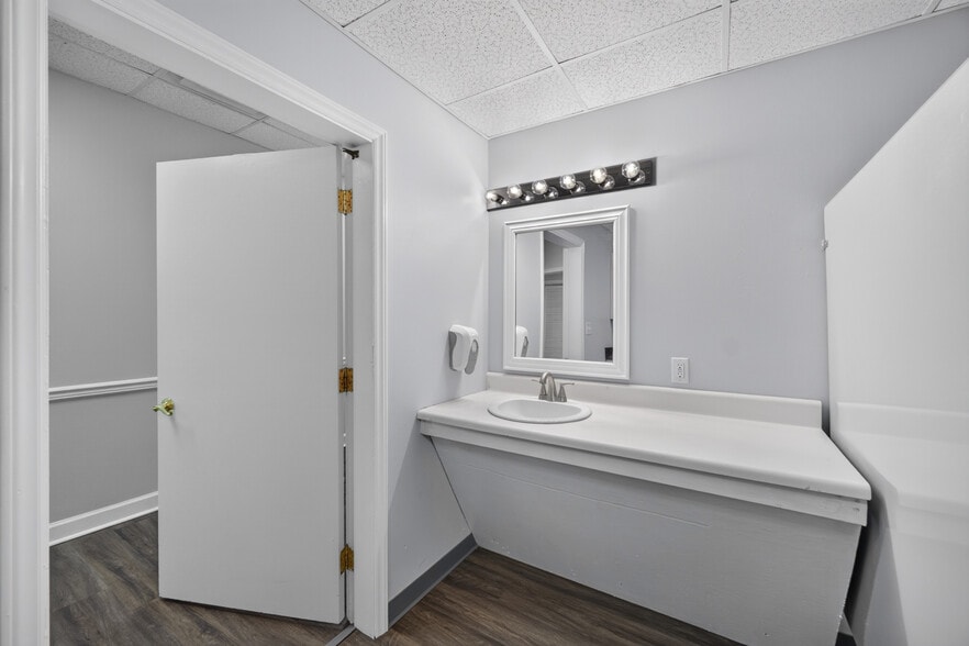 More Photos Of 514 Dabney Rd, Henderson Office For Lease