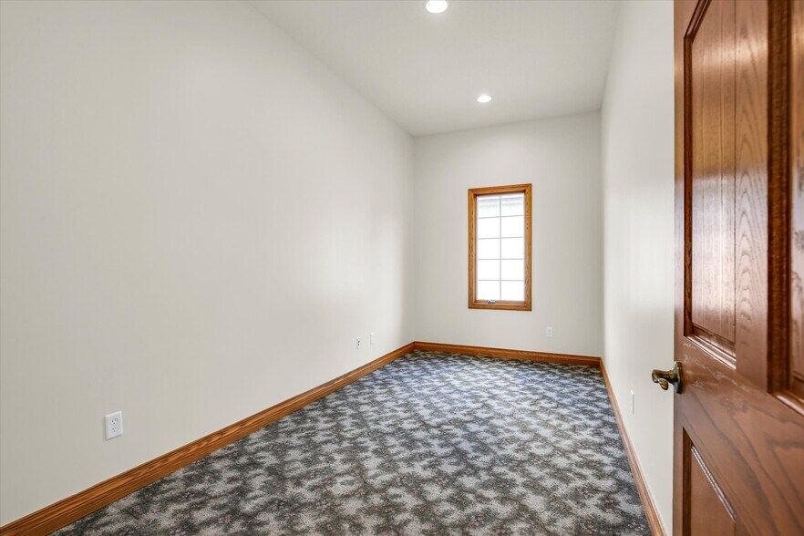 More Photos Of 606 W Oak St, Fairbury Office For Sale