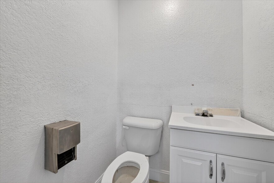 More Photos Of 936 E Highway 199, Springtown Freestanding For Sale