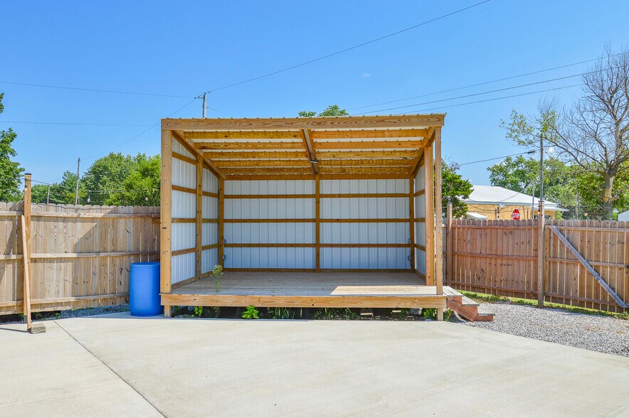 More Photos Of 402 W Deck St, New Douglas General Retail For Sale