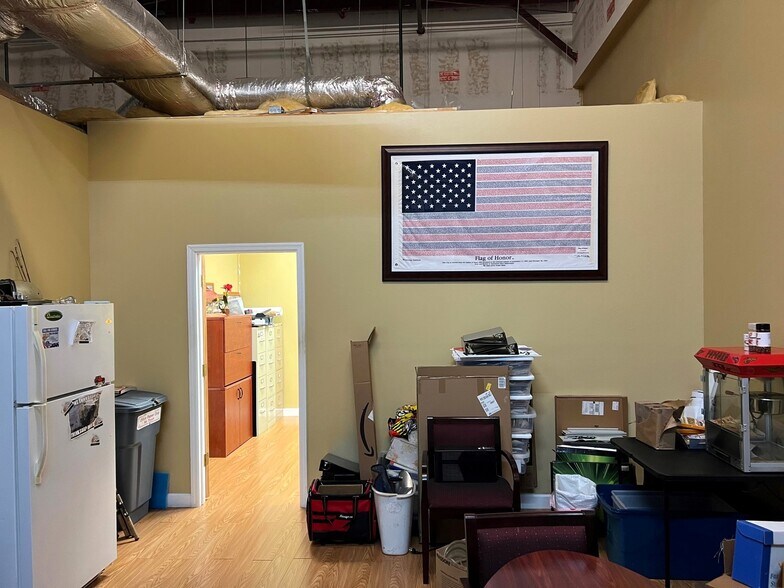 More Photos Of 3945 Tollhouse Dr, Naples Warehouse For Lease