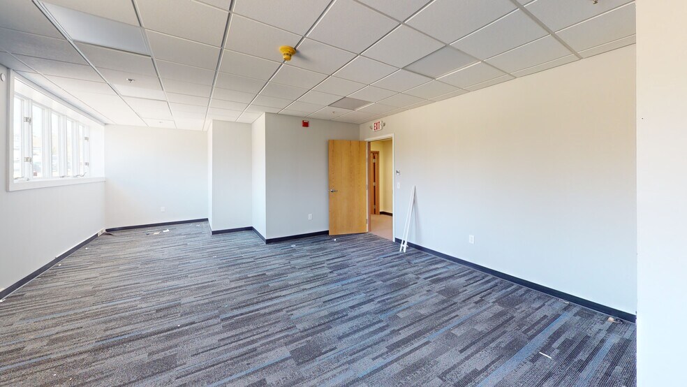 More Photos Of 198 Londonderry Tpke, Hooksett Light Distribution For Lease