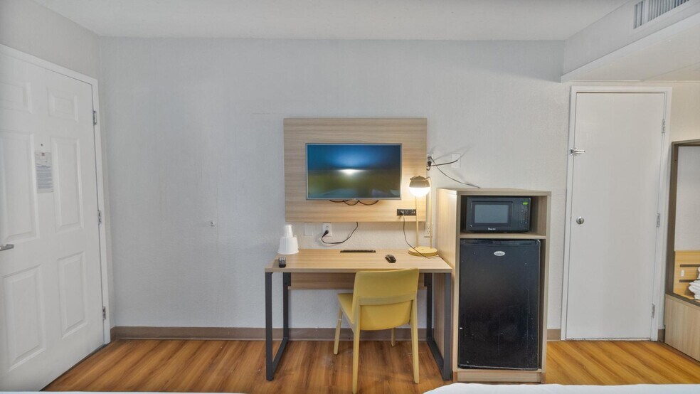 More Photos Of 1561 6th St, Wells Hotel For Sale