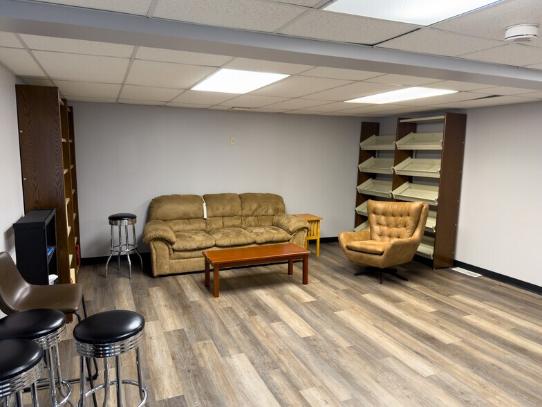 More Photos Of 634 Main St, Forest Park Flex For Sale